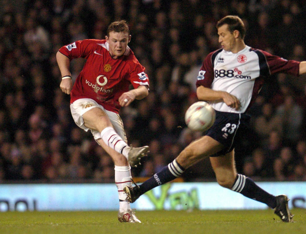 Manchester United's Wayne Rooney (L) sho